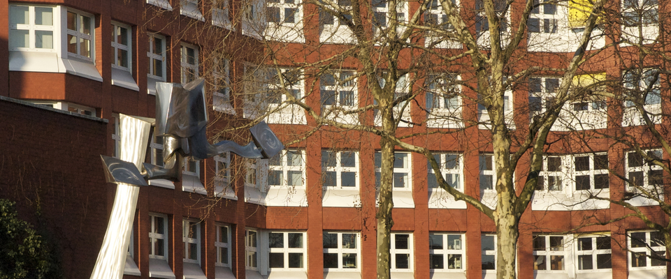 Skulptur vor dem Landgericht